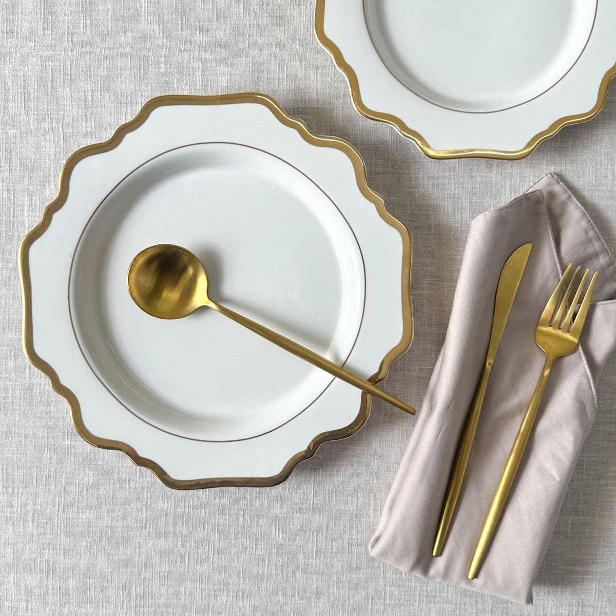 White plates with gold trim hotsell